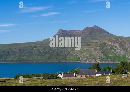 Juli 2021. A832 Road, Highlands and Island, Schottland, Großbritannien. Dies ist ein Blick von der Straße auf der Route NC500 in Schottland. Stockfoto