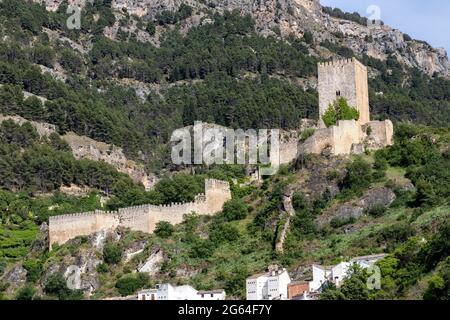 Die Burg von La Yedra, alte Enklave von defensivem Ursprung in der spanischen Gemeinde Cazorla. Das Hotel liegt im unteren Teil des Salvatierra h Stockfoto