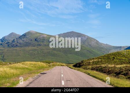 Juli 2021. A832 Road, Highlands and Island, Schottland, Großbritannien. Dies ist ein Blick von der Straße auf der Route NC500 in Schottland. Stockfoto