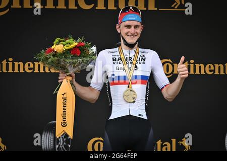 Der Slowene Matej Mohoric aus Bahrain Victorious feiert mit Champagner auf dem Podium nach dem Sieg bei der siebten Etappe der 108. Tour Stockfoto