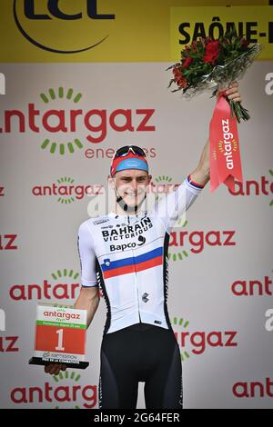 Der Slowene Matej Mohoric von Bahrain Victorious feiert auf dem Podium mit dem Kampfpreis der siebten Etappe der 108. Ausgabe des Tou Stockfoto