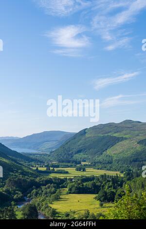 Juli 2021. A832 Road, Highlands and Island, Schottland, Großbritannien. Dies ist ein Blick von der Straße auf der Route NC500 in Schottland. Stockfoto