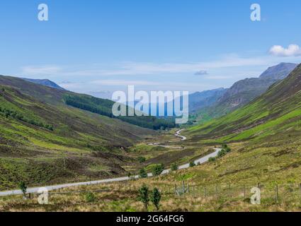 Juli 2021. A832 Road, Highlands and Island, Schottland, Großbritannien. Dies ist ein Blick von der Straße auf der Route NC500 in Schottland. Stockfoto