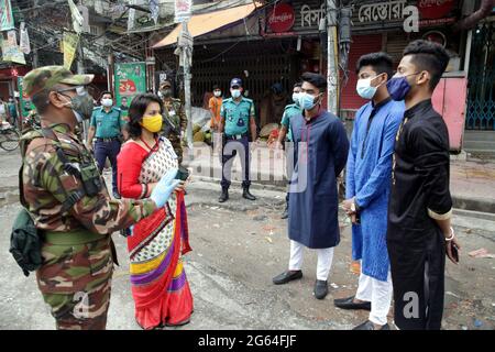 Juli o2 2021.Dhaka Bangladesh.Army & BGB Personal begrenzen die Bewegung der Menschen von einem Check-Post in Dhaka bundesweit eingerichtet ‘strikten Lockdown’, um die einzudämmen Stockfoto