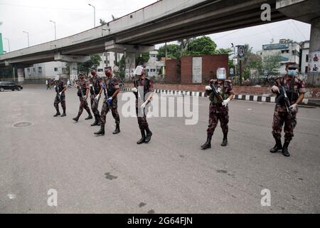 Juli o2 2021.Dhaka Bangladesh.Army & BGB Personal begrenzen die Bewegung der Menschen von einem Check-Post in Dhaka bundesweit eingerichtet ‘strikten Lockdown’, um die einzudämmen Stockfoto