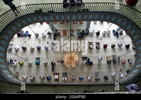 Juli 02 2021. Dhaka, Bangladesch.beim Freitagsgebet im Baitrul Mukarram National Mos wurden Menschen beobachtet, wie sie soziale Distanz bewahren und Masken tragen Stockfoto