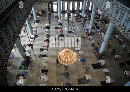 Juli 02 2021. Dhaka, Bangladesch.beim Freitagsgebet im Baitrul Mukarram National Mos wurden Menschen beobachtet, wie sie soziale Distanz bewahren und Masken tragen Stockfoto