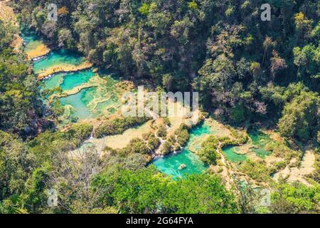 Luftlandschaft der Semuc Champey Cascades entlang des Cahabon Flusses, Penen Regenwald, Guatemala. Stockfoto