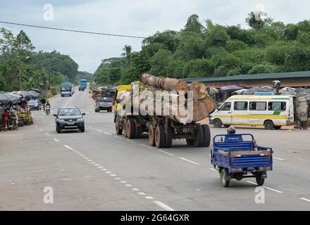 ELFENBEINKÜSTE, Azaguié, Abholzung und Holzhandel nach China / ELFENBEINKUESTE, Azaguie, Abholzung und Holzhandel nach China Stockfoto