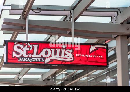 Schild für das St. Louis Bar and Grill Restaurant in der Innenstadt von Toronto, Kanada Stockfoto