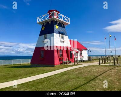 Der Leuchtturm Grande-Anse Acadian eine Touristenattraktion in New Brunswick, Kanada, unter blauem Himmel im Sommer Stockfoto