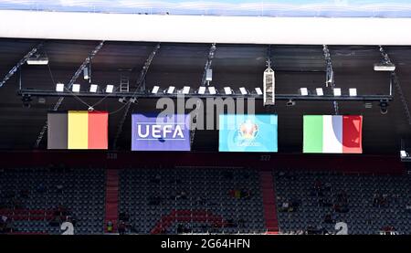 München, Deutschland. 2. Juli 2021. Flaggen Belgiens, der UEFA, der Euro2020 und Italiens im Vorfeld eines Fußballspiels während der Viertelfinale Euro 2020 Europameisterschaft zwischen der belgischen Fußballnationalmannschaft Red Devils und Italien, genannt Azzurri, am freitag, den 2. Juli 2021 in der Allianz Arena in München, Deutschland . FOTO SPORTPIX | SPP | DAVID CATRY Quelle: SPP Sport Press Foto. /Alamy Live News Stockfoto