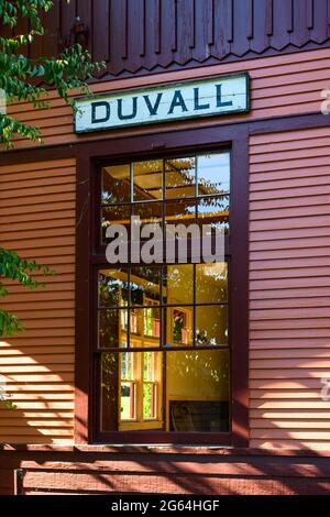 Duvall, WA, USA - 22. Juni 2021; ehemaliges Bahndepot der Milwaukee Road, das jetzt in der ländlichen Washington State City von Duvall erhalten ist Stockfoto