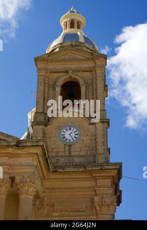 DINGLI, MALTA - 02 JAN, 2020: Detail der alten, historischen und authentischen christlichen Kapelle St. Mary's Parish Church in Dingli mit blauem Himmel in der Stockfoto