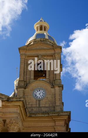 DINGLI, MALTA - 02 JAN, 2020: Detail der alten, historischen und authentischen christlichen Kapelle St. Mary's Parish Church in Dingli mit blauem Himmel in der Stockfoto