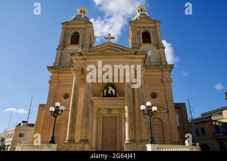 DINGLI, MALTA - 02 JAN, 2020: Alte, historische und authentische christliche Kapelle St. Mary's Parish Church in Dingli mit blauem Himmel im Hintergrund auf einem Stockfoto