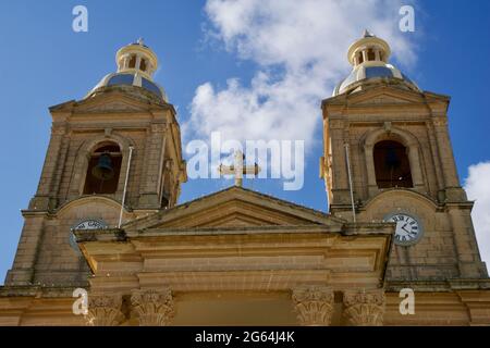 DINGLI, MALTA - 02 JAN, 2020: Alte, historische und authentische christliche Kapelle St. Mary's Parish Church in Dingli mit blauem Himmel im Hintergrund auf einem Stockfoto