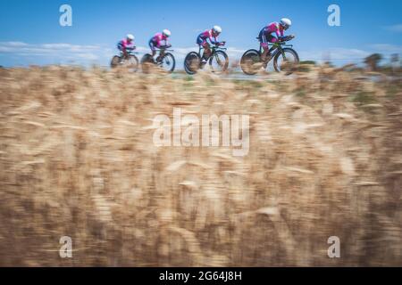 Am 2. Juli 2021 nahmen die Radfahrer die erste Etappe des 'Giro D'italia Donne 2021', einer Teamzeitfahretappe zwischen Fossano und Cuneo, in Italien in Angriff Stockfoto