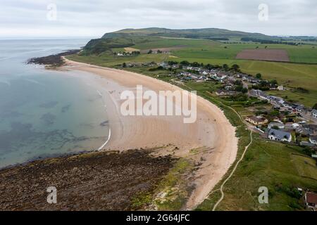 Luftaufnahme des Strandes von Shandwick Bay und der Seaboard-Dörfer von Shandwick und Balintore. Stockfoto