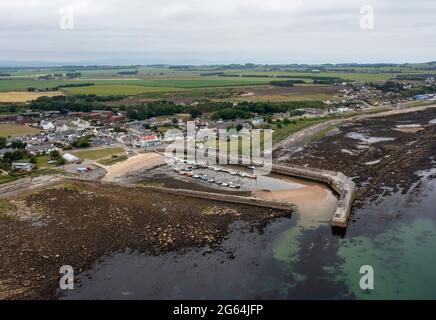 Luftaufnahme des Hafens von Balintore und der Seaboard-Dörfer Shandwick und Balintore, Easter Ross, Schottland. Stockfoto