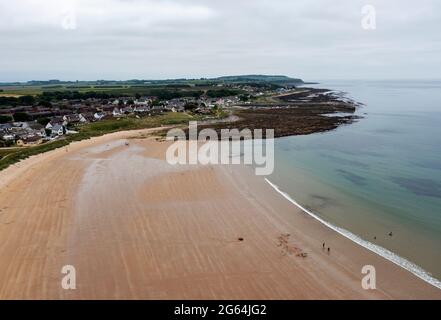 Luftaufnahme des Strandes von Shandwick Bay und der Seaboard-Dörfer von Shandwick und Balintore. Stockfoto