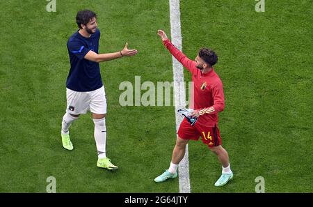 Der Italiener Manuel Locatelli und die belgischen Dries Mertens im Bild während des Aufwärmens vor dem Viertelfinale des Euro 2020 European Champio Stockfoto