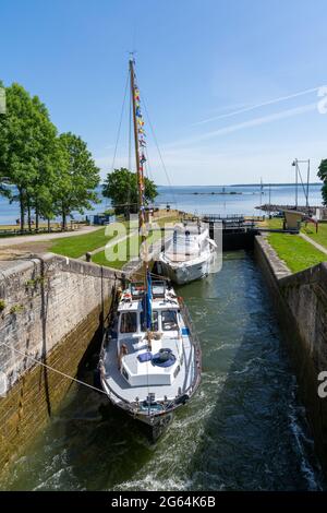 Berg, Schweden - 21. Juni 2021: Boote fahren flussaufwärts in den Schleusen und Schleusen des Gota-Kanals Stockfoto