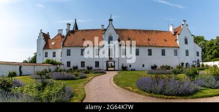 Hoor, Schweden - 19. Juni 2021: Panoramablick auf den Bosjokloster und das Schloss in Südschweden Stockfoto