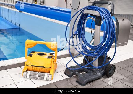 Swimming Pool automatische Reiniger Roboter blau Wasser Pool Abdeckung Stockfoto