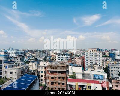 Bangladesh Hauptstadt Dhaka Stadtlandschaft an einem sonnigen Morgen. Blue Sky Dhaka City Blick auf die Stadt. Wunderschöne Stadt Bangladesch von oben. Stockfoto