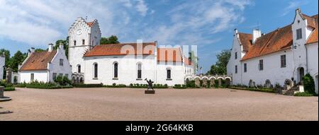 Hoor, Schweden - 19. Juni 2021: Panoramablick auf den Bosjokloster und das Schloss in Südschweden Stockfoto