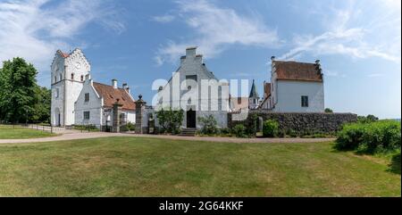 Hoor, Schweden - 19. Juni 2021: Panoramablick auf den Bosjokloster und das Schloss in Südschweden Stockfoto