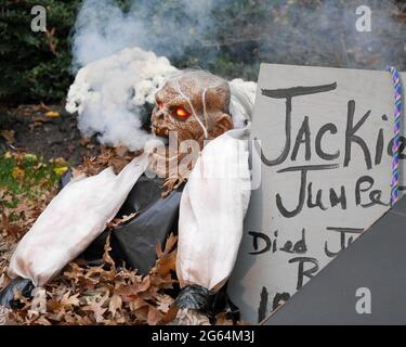 Unheimliches Monster mit Rauch aus dem Mund, draußen während Halloween in den USA. Stockfoto