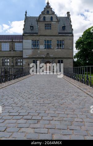 Hillerod, Dänemark - 16. Juni 2021: Bogentor und Eingang am Frederiksborg Slot in Hillerod Stockfoto