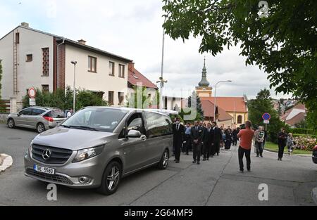 Slapanice, Tschechische Republik. Juli 2021. Beerdigung der tschechischen Schauspielerin Libuse Safrankova in Slapanice, Tschechische Republik, 2. Juli 2021. Libuse Safrankova, international bekannt vor allem für ihre Titelrolle im beliebten Märchenfilm Three Gifts for Cinderella (Tri orisky pro Popelku, 1973), starb am 9. Juni 2021 im Alter von 68 Jahren. Quelle: Igor Zehl/CTK Photo/Alamy Live News Stockfoto