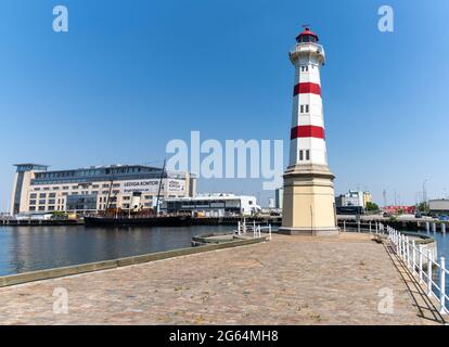 Malmö, Schweden - 18. Juni 2021: Blick auf das Alte Leuchtturm von Malmo im Hafen der Innenstadt von Malmo Stockfoto