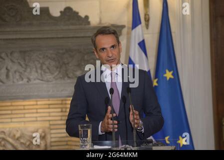 Athen, Griechenland. Juli 2021. Der griechische Premierminister Kyriakos Mitsotakis, während der Erklärungen mit dem Generalsekretär der Organisation für wirtschaftliche Zusammenarbeit und Entwicklung, Mathias Cormann. (Foto von Dimitrios Karvountzis/Pacific Press/Sipa USA) Quelle: SIPA USA/Alamy Live News Stockfoto