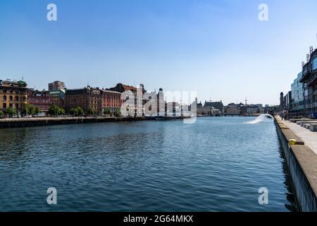 Malmö, Schweden - 18. Juni 2021: Blick auf den Suellshammen-Kanal und die Innenstadt von Malmö Stockfoto