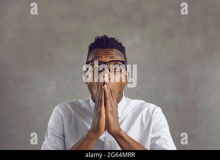 Angst ängstlicher afroamerikanischer Mann, der den Mund mit Händen bedeckt, ist entsetzt Stockfoto