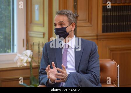 Athen, Griechenland. Juli 2021. Der griechische Premierminister Kyriakos Mitsotakis, während des Treffens mit dem Generalsekretär der Organisation für wirtschaftliche Zusammenarbeit und Entwicklung, Mathias Cormann. (Foto von Dimitrios Karvountzis/Pacific Press/Sipa USA) Quelle: SIPA USA/Alamy Live News Stockfoto