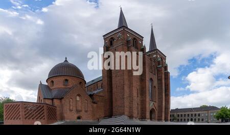 Roskilde, Dänemark . 13. Juni 2021: Blick auf die historische lutherische Kathedrale von Roskilde in der Innenstadt Stockfoto