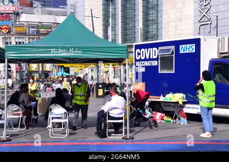 Ein Pop-up-Impfzentrum im Stadtzentrum von Manchester, England, Großbritannien, 2. Juli 2021, Lädt alle über 18 Jahre dazu ein, ihre erste Impfung gegen Covid 19 zu erhalten Stockfoto