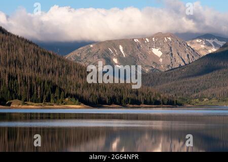 Long Draw Reservoir neben dem Rocky Mountain National Park im Norden Colorados. Stockfoto