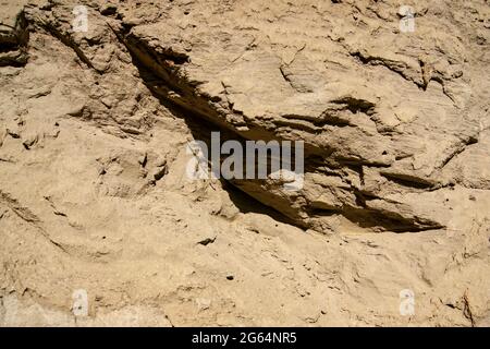 Die Textur des Sandes. Sandsteinbruch. Malerische Textur von Sandsteinen. Stockfoto