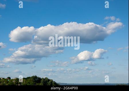 Blauer Himmel mit vielen dicken Wolken. Himmel Hintergrund. Wolkiges Wetter. Stockfoto
