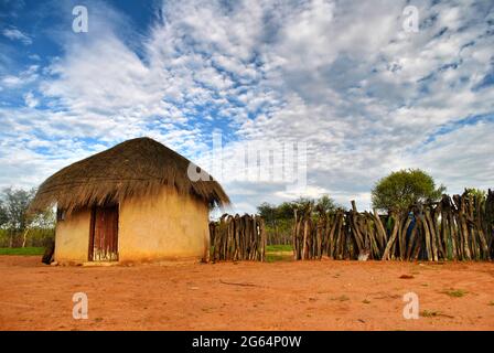 Ein Haus aus Schlamm. Lentsweletau ist ein Dorf im Distrikt Kweneng in Botswana. Es liegt 60 km nördlich von Gaborone. Die Bevölkerung war 4,916 in der Volkszählung von 2011. Ein großer Prozentsatz der Bevölkerung stammt aus dem Bakwena-Stamm, und seine Hauptstadt heißt Molepolole, ebenfalls im Kweneng-Bezirk. Botswana. Stockfoto