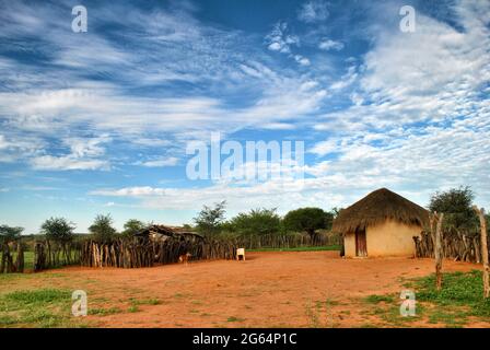 Ein Haus aus Schlamm. Lentsweletau ist ein Dorf im Distrikt Kweneng in Botswana. Es liegt 60 km nördlich von Gaborone. Die Bevölkerung war 4,916 in der Volkszählung von 2011. Ein großer Prozentsatz der Bevölkerung stammt aus dem Bakwena-Stamm, und seine Hauptstadt heißt Molepolole, ebenfalls im Kweneng-Bezirk. Botswana. Stockfoto