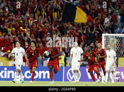 Der Belgier Romelu Lukaku feiert, nachdem er im Viertelfinale der Europameisterschaft 2020 zwischen dem Belgier n eine Elfmeter erzielt hat Stockfoto