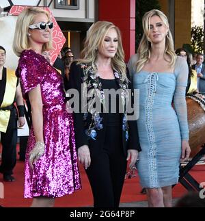 (L-R) Paris Hilton, Mama Kathy Hilton und Schwester Nicky Hilton kommen während der Eröffnung des Hilton Resort World Thursday, Las Vegas NV/USA an. Juni 24,2021. (Bild: © Gene Blevins/ZUMA Wire) Stockfoto