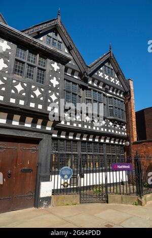 Underbank Hall ein Stadthaus aus dem 16. Jahrhundert in Stockport, Greater Manchester, England. Jetzt von NatWest Bank verwendet. Stockfoto